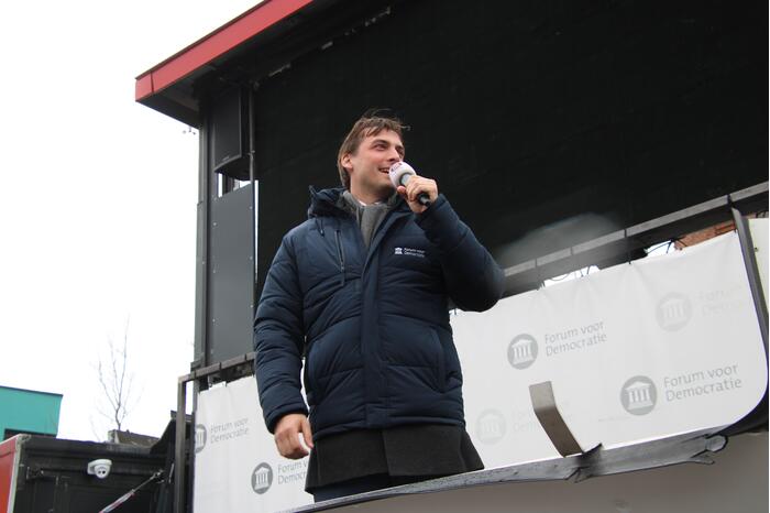 Thierry Baudet voert campagne bij Oldenhove-toren