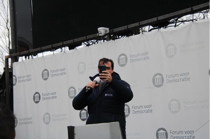 Thierry Baudet voert campagne bij Oldenhove-toren