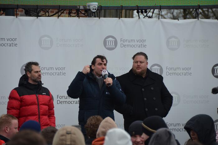 Thierry Baudet voert campagne bij Oldenhove-toren