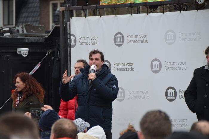 Thierry Baudet voert campagne bij Oldenhove-toren