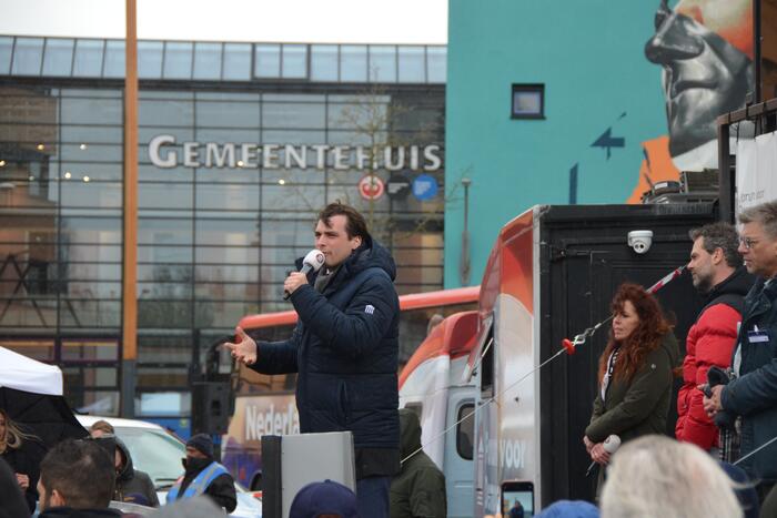 Thierry Baudet voert campagne bij Oldenhove-toren