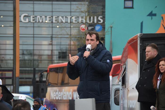 Thierry Baudet voert campagne bij Oldenhove-toren