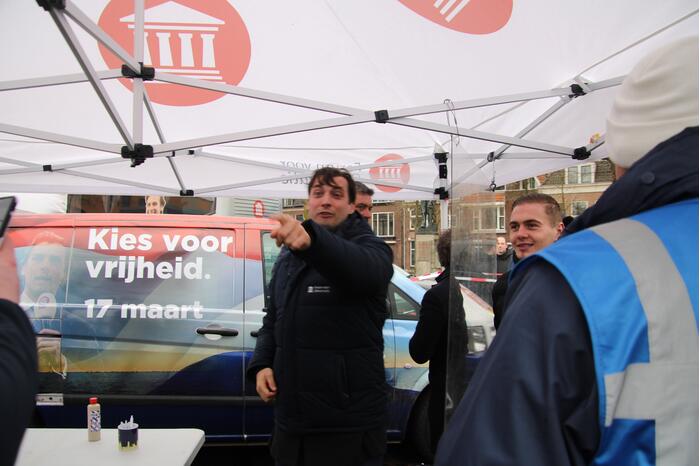Thierry Baudet voert campagne bij Oldenhove-toren