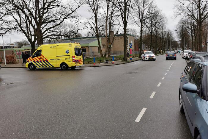 Fietser aangereden op t-splitsing door auto