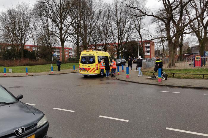 Fietser aangereden op t-splitsing door auto