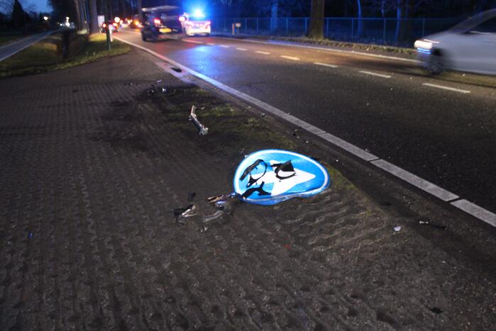 Automobiliste verliest macht over het stuur en rijdt verkeersborden uit de grond