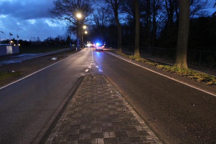 Automobiliste verliest macht over het stuur en rijdt verkeersborden uit de grond