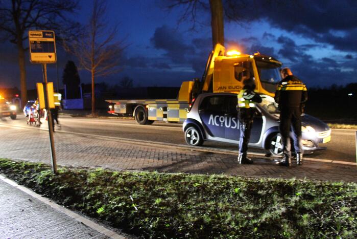 Automobiliste verliest macht over het stuur en rijdt verkeersborden uit de grond