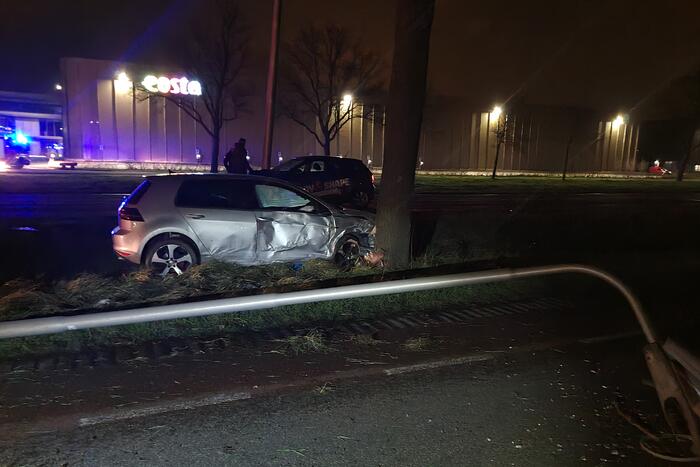Bestuurder aangehouden na crash tegen boom