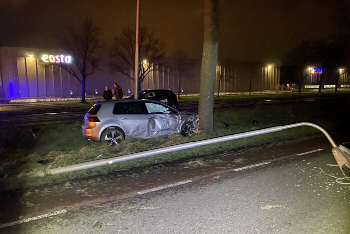 Bestuurder aangehouden na crash tegen boom