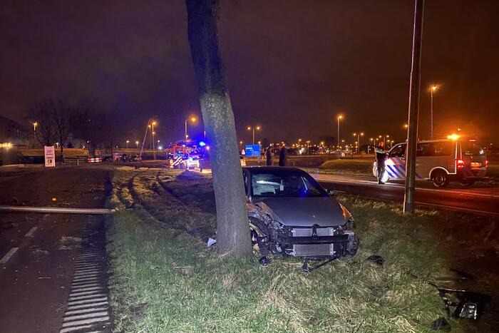 Bestuurder aangehouden na crash tegen boom