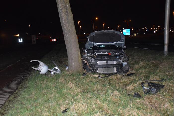 Bestuurder aangehouden na crash tegen boom
