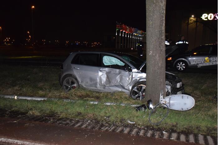 Bestuurder aangehouden na crash tegen boom