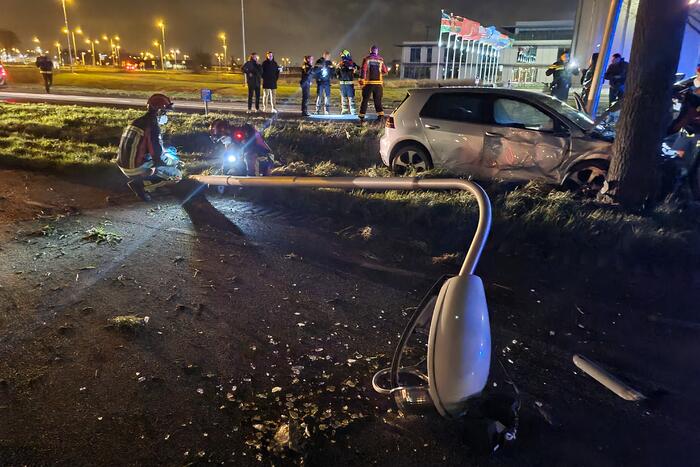 Bestuurder aangehouden na crash tegen boom
