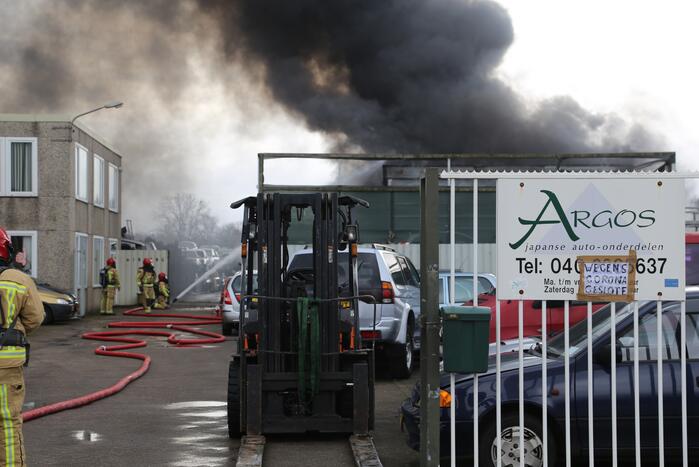 Grote brand bij autosloperij