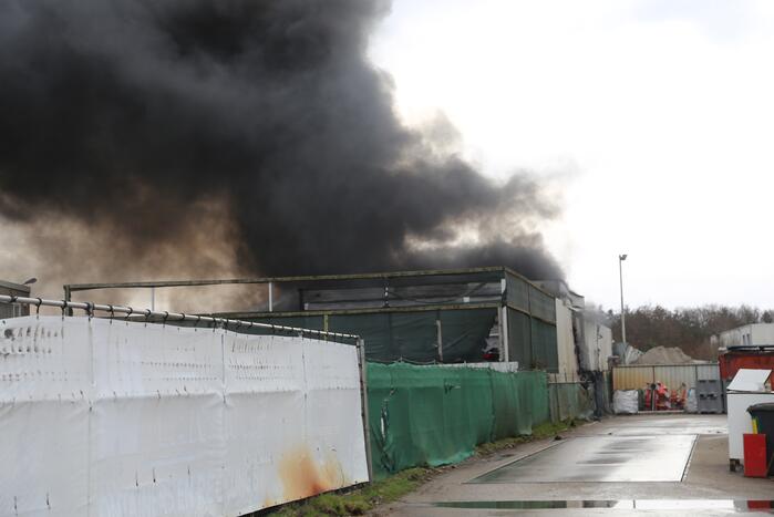 Grote brand bij autosloperij