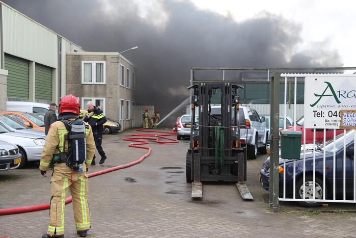 Grote brand bij autosloperij