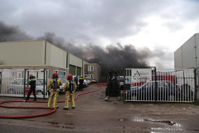 Grote brand bij autosloperij