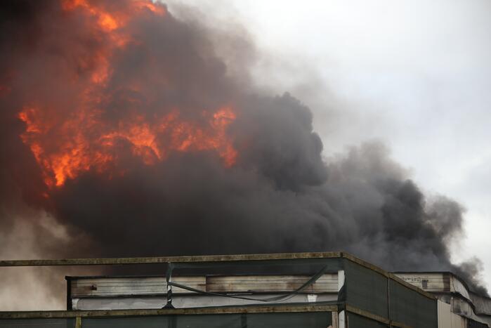 Grote brand bij autosloperij