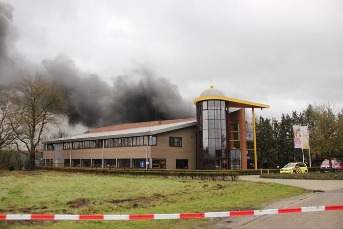 Grote brand bij autosloperij