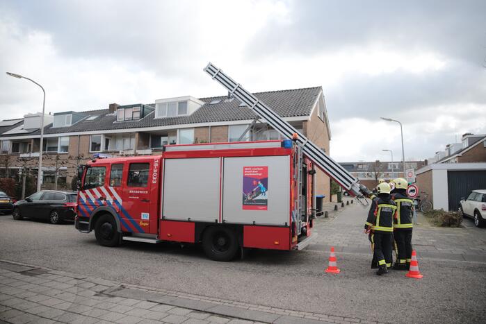 Brandweer zet losliggende dakpannen vast
