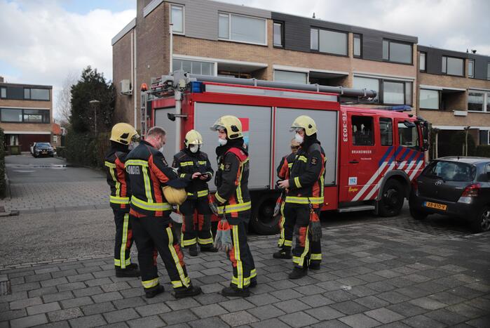 Brandweer zet losliggende dakpannen vast