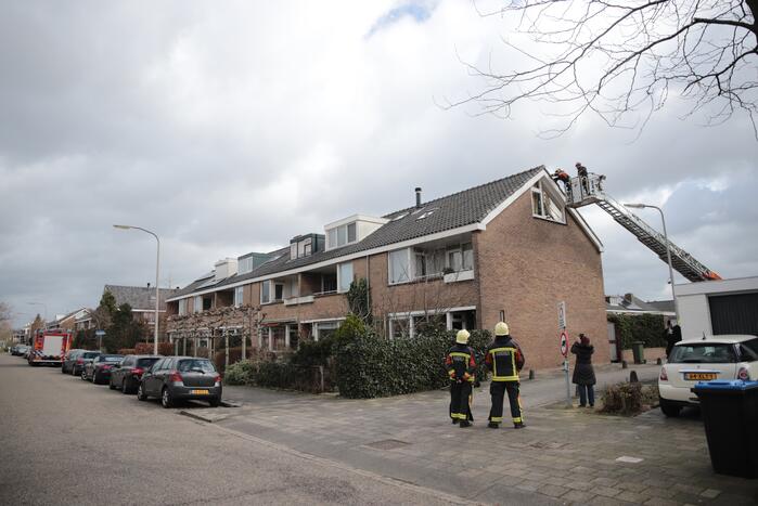 Brandweer zet losliggende dakpannen vast