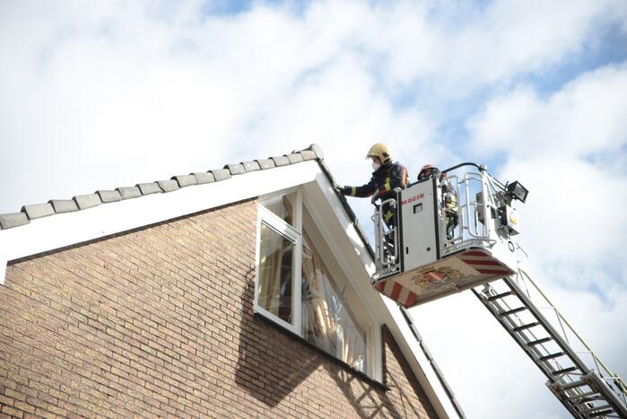 Brandweer zet losliggende dakpannen vast