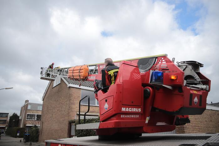 Brandweer zet losliggende dakpannen vast
