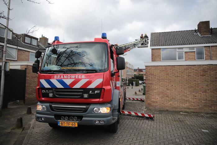 Brandweer zet losliggende dakpannen vast