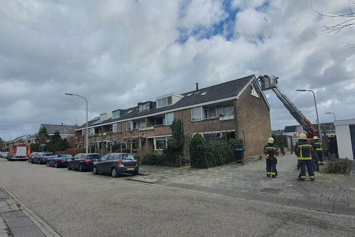 Brandweer zet losliggende dakpannen vast