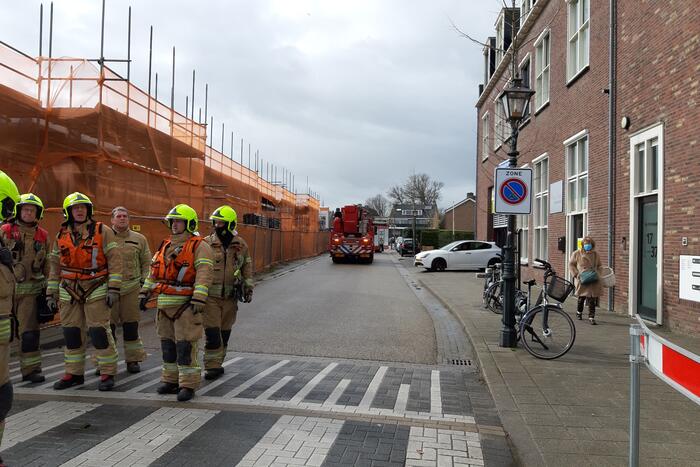 Brandweer legt losliggende dakpannen terug