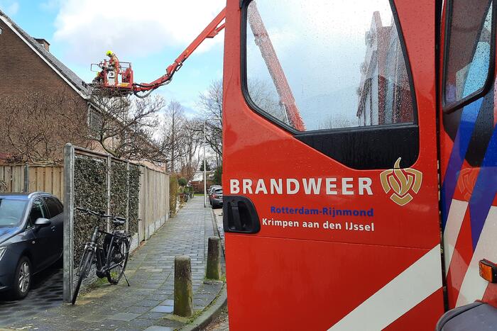 Losliggende dakpannen terug gezet door brandweer