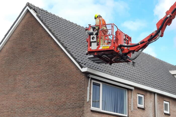 Losliggende dakpannen terug gezet door brandweer