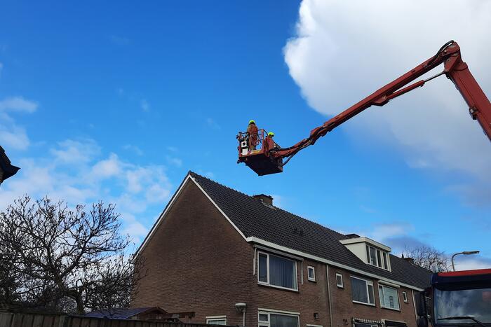 Losliggende dakpannen terug gezet door brandweer
