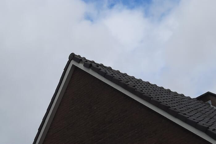 Losliggende dakpannen terug gezet door brandweer