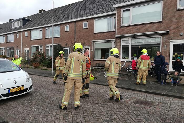 Losliggende dakpannen terug gezet door brandweer