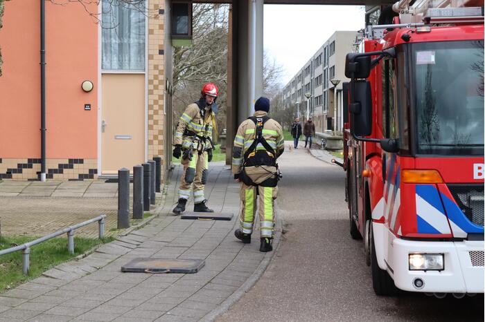Loshangende regenpijp vastgezet door brandweer