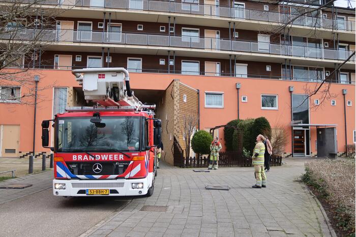 Loshangende regenpijp vastgezet door brandweer