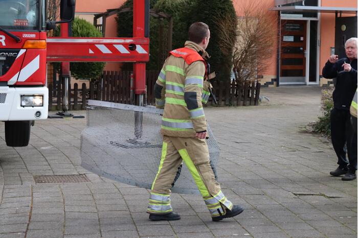 Loshangende regenpijp vastgezet door brandweer