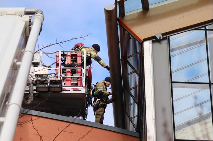 Loshangende regenpijp vastgezet door brandweer