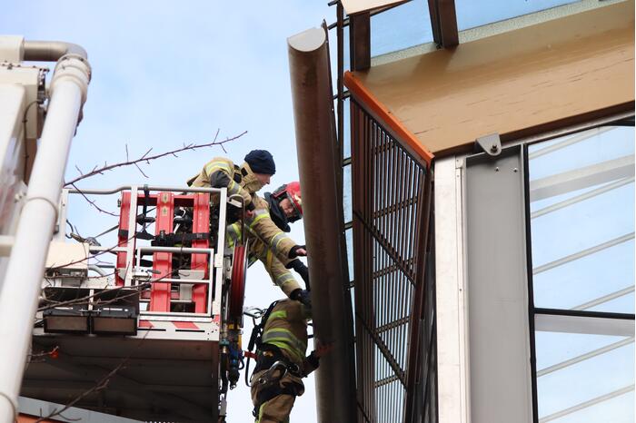 Loshangende regenpijp vastgezet door brandweer