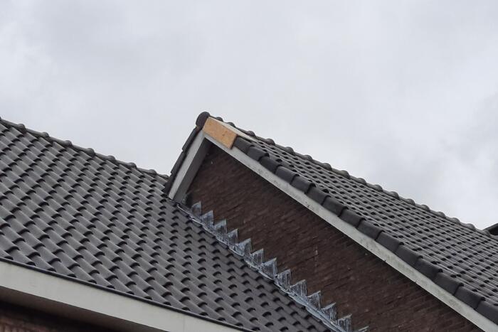 Brandweer verwijdert loszittende dakpannen