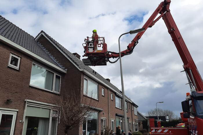 Brandweer verwijdert loszittende dakpannen