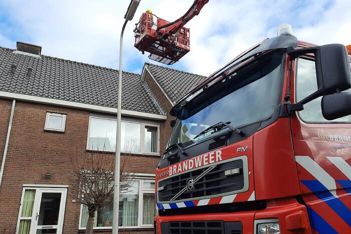 Brandweer verwijdert loszittende dakpannen