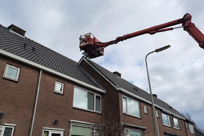 Brandweer verwijdert loszittende dakpannen