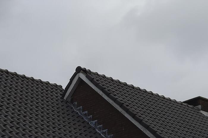 Brandweer verwijdert loszittende dakpannen