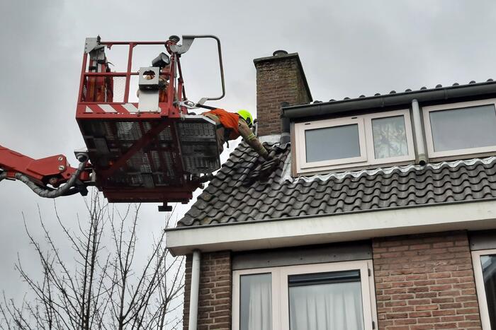 Brandweer ingezet voor losliggende dakpannen