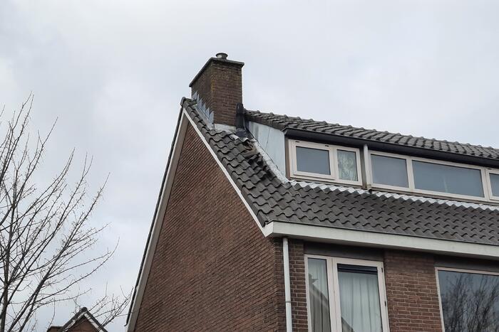 Brandweer ingezet voor losliggende dakpannen