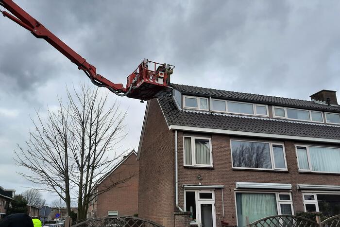 Brandweer ingezet voor losliggende dakpannen
